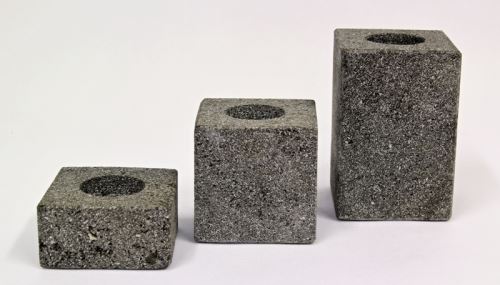 Svícen Batu tmavě šedý  8x8x12cm, kámen
