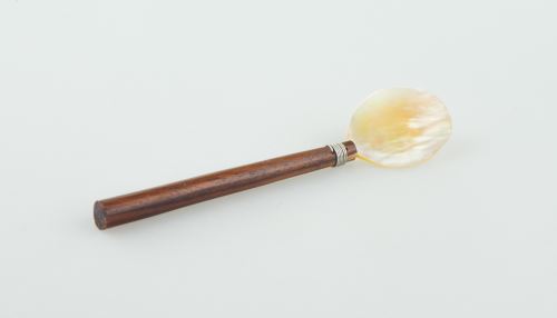 Pearl small spoon, brown-white wood