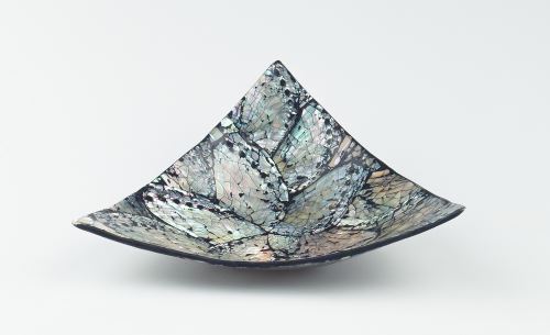 Bowl of nacre triangle, green- blue